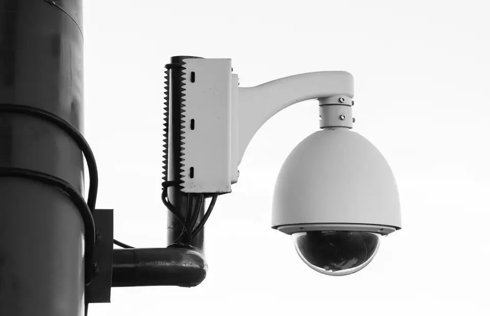 Caméra de vidéoprotection dôme motorisée sur mât