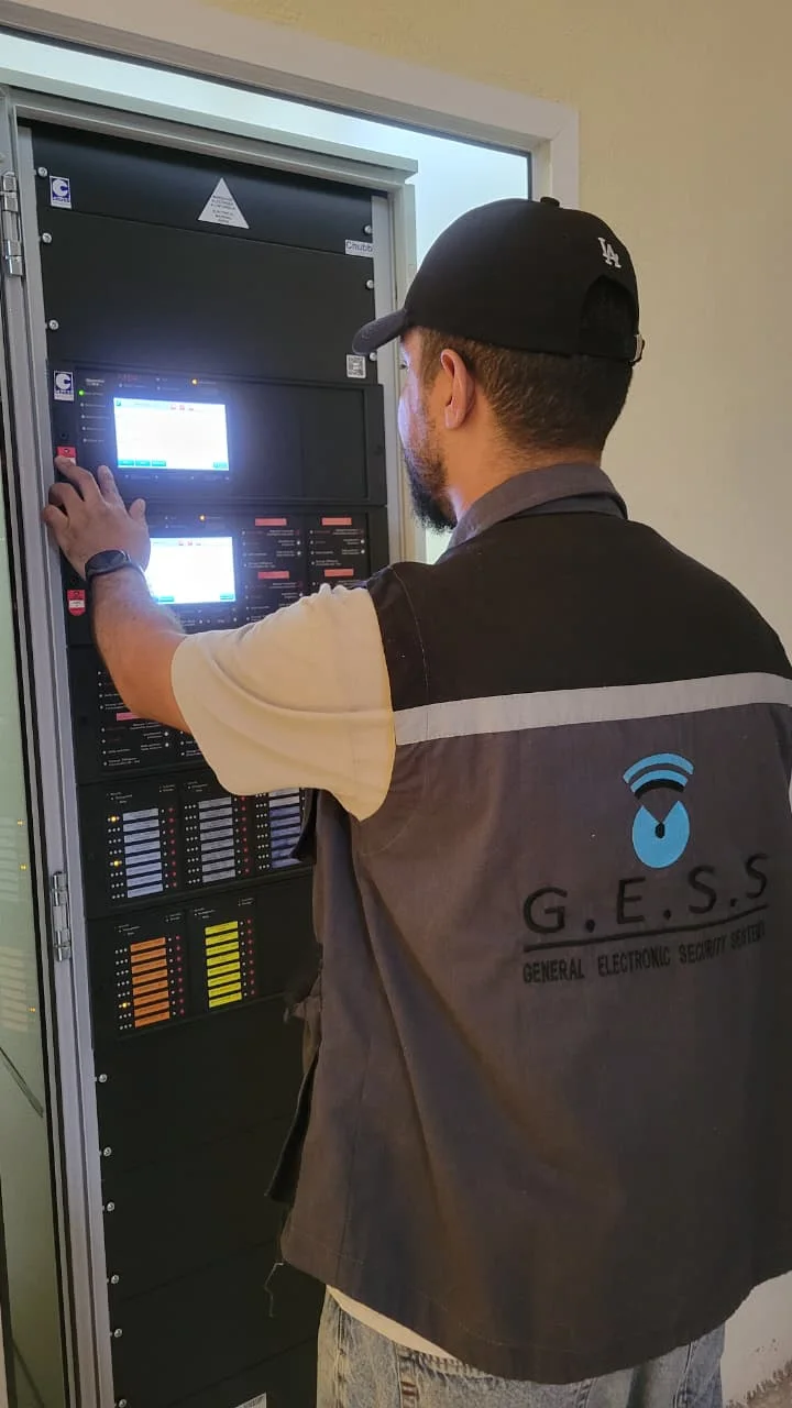 Technicien G.E.S.S. intervenant sur une centrale de sécurité incendie CHUBB