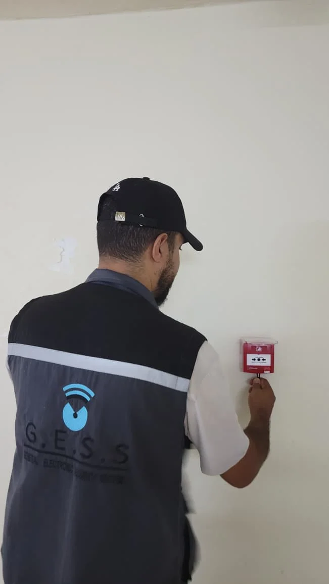 Test d’un déclencheur manuel incendie par un technicien G.E.S.S.