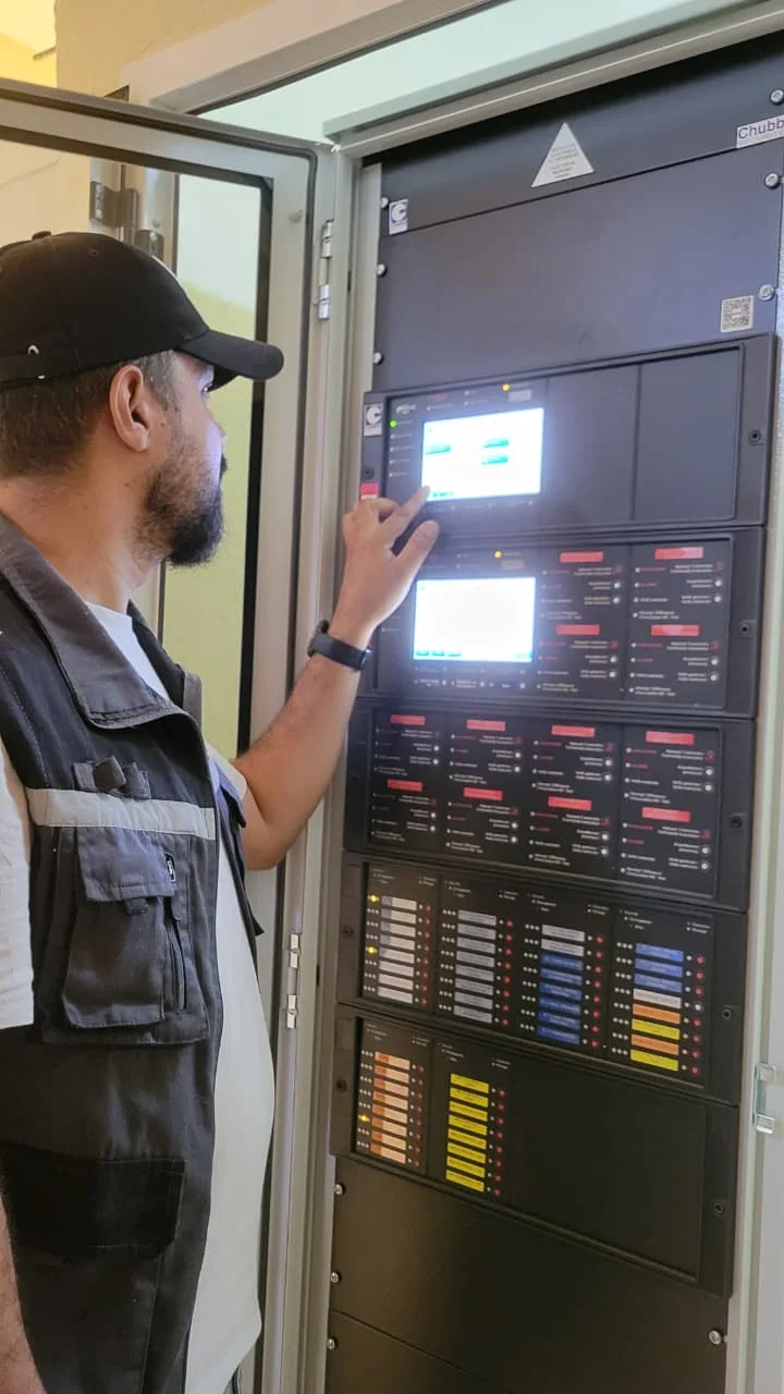 Technicien G.E.S.S. réalisant la maintenance d’un système de sécurité incendie au Maroc