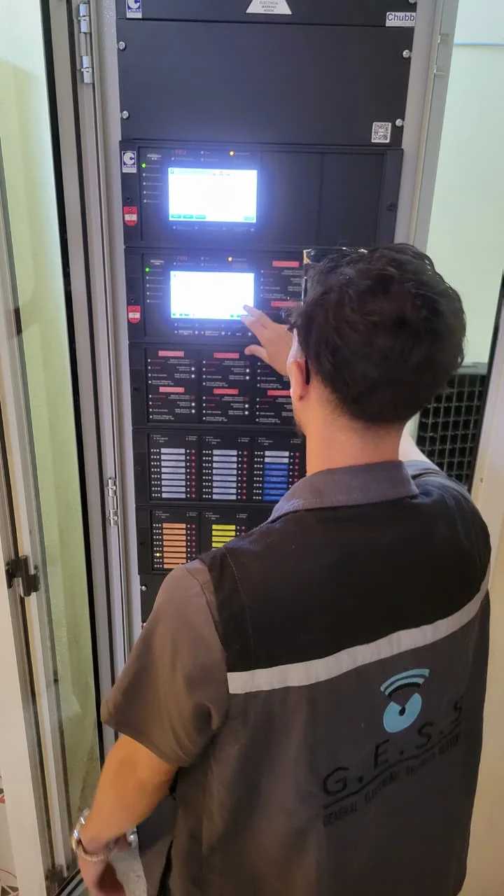 Maintenance d’une centrale incendie CHUBB par un technicien G.E.S.S.