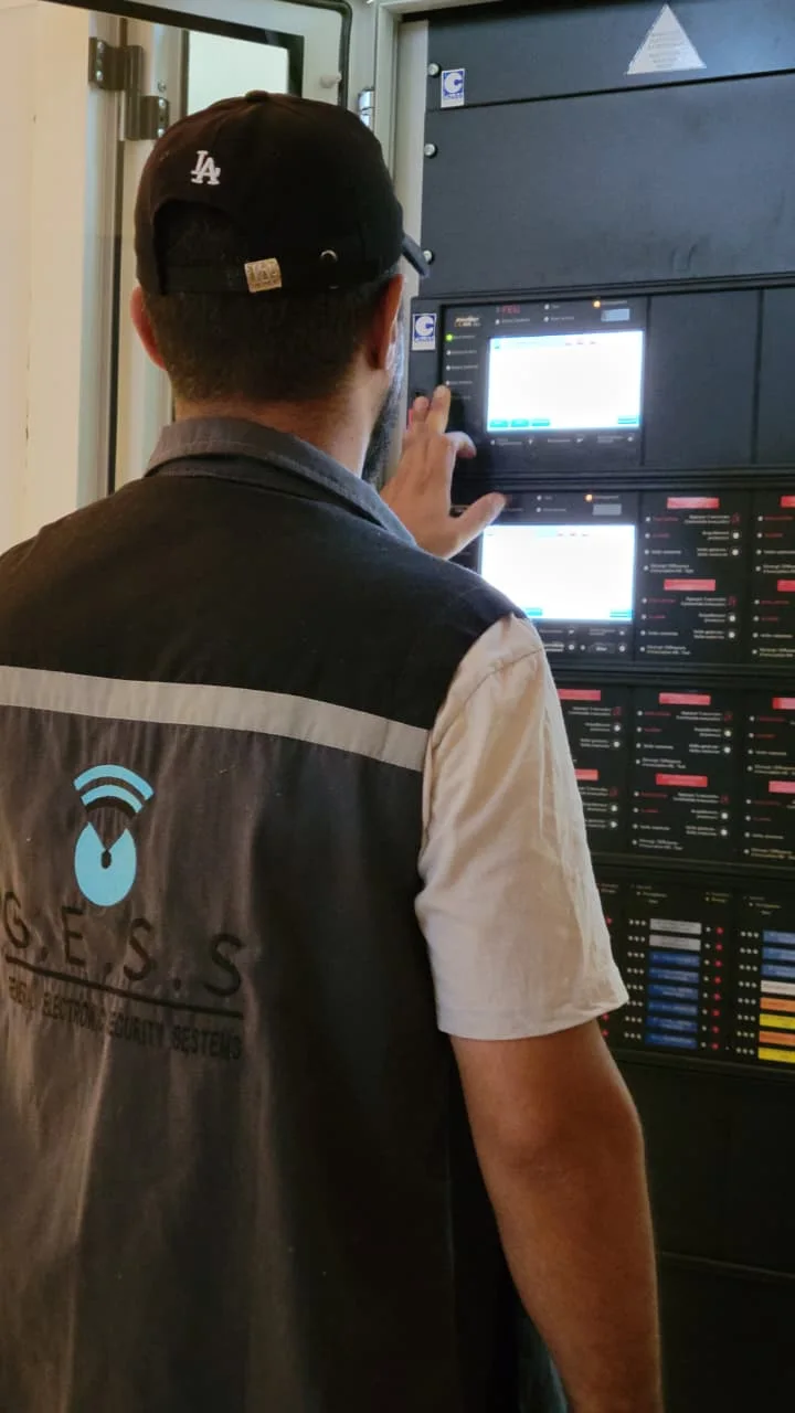 Technicien G.E.S.S. lors de la mise en service d’une centrale de sécurité incendie